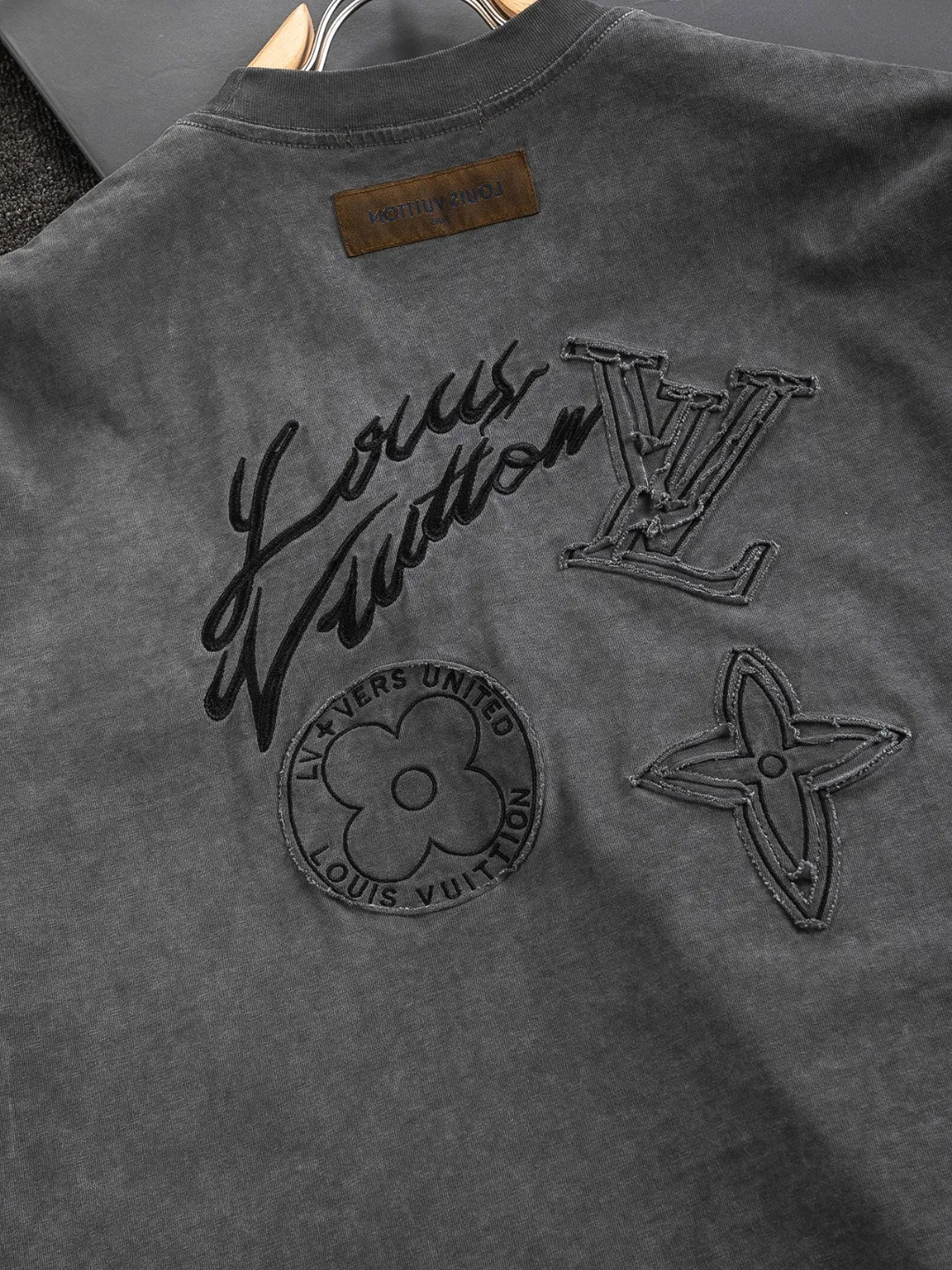 🅿️250 Louis Vuitton 1V Lvjia slightly wide version S-Xl LV 25ss new product counters are on the shelves at the same time. Multiple craftsmanship, chest cut letter patch, back panel cut clover ☘️ patch, letter signature style, one-piece design 🪡 Embroidered round neck short-sleeved T-shirt, same style for men and women! Synchronized with the official website, pure cotton fabrics at the counter! It is close to the skin and comfortable, durable and easy to wear. It has a classic and simple logo design and meticulous original craftsmanship. Short-sleeves, a must-have item for men, do not appear to be the same for the general public, but must be unique and eye-catching. This LV short-sleeve is all about quality, comfort, the same shape and fashion as always, including fabrics and cutting techniques. All of them have been made with great effort! 320 grams of washed pure cotton fabric, pure cotton is breathable, very refreshing and comfortable for daily wear. The rib knitting on the neckline is smooth and tight, and the neckline will not be skewed if you toss it at will. The loose version, you will find that it looks really good on the upper body. The overall is minimalist and neat, super versatile for daily use! Pair it casually with a pair of pants for a youthful look. A T-shirt will make your outfit crazy. It is a fashionable item that can never go wrong! Color: dark gray light blue, Size: S-XL Size chart: S: Shoulder width 50-Bust 54-Length 70 M: Shoulder width 52-Bust 56.5-Length 72 L: Shoulder width 54-Bust 59-Length 74 XL: Shoulder width 56-Bust 61.5-Length 76